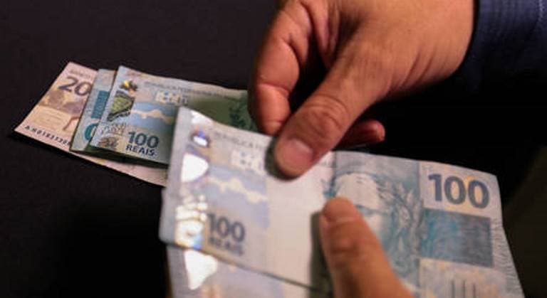 Salário médio dos brasileiros supera R$ 2.900, mostra IBGE