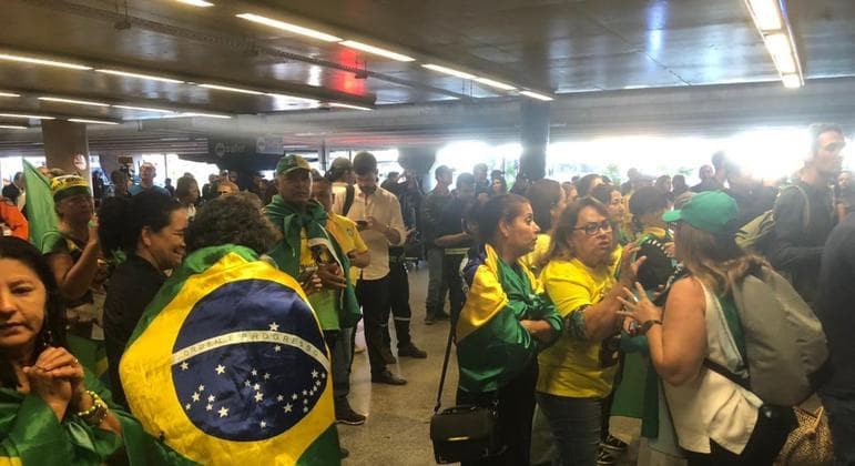 Avião com Bolsonaro pousa com esquema de segurança reforçado no aeroporto
