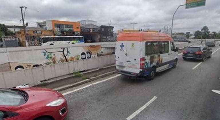 Motociclista morre ao ser atingido por concreto de viaduto, que caiu devido a batida de caminhão