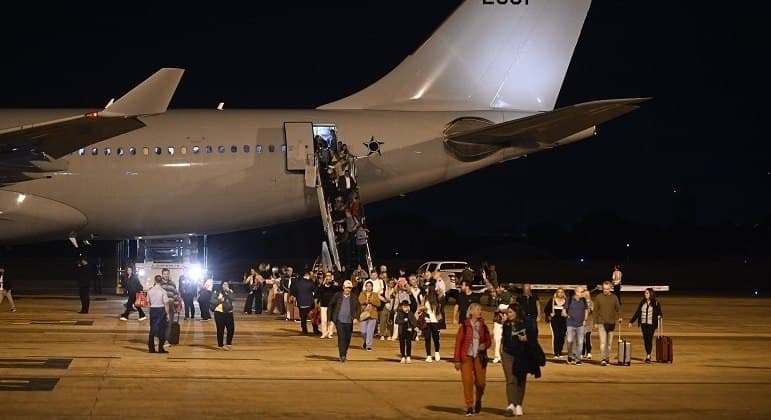 Avião com 211 brasileiros repatriados de Israel pousa em Brasília