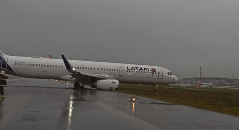 Avião sofre acidente e sai da pista durante pouso em Florianópolis