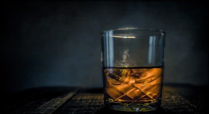 Consumo de bebidas alcoólicas pode acelerar desenvolvimento de Alzheimer
