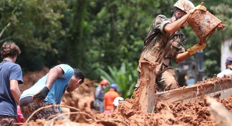 Número de mortes causadas pelas chuvas chega a 54 no litoral de SP
