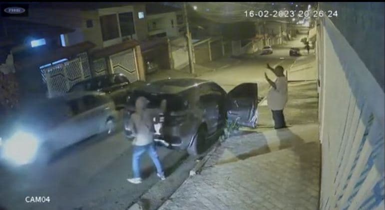 Cantor Péricles é assaltado em frente a casa de sua mãe e tem o carro levado por ladrões