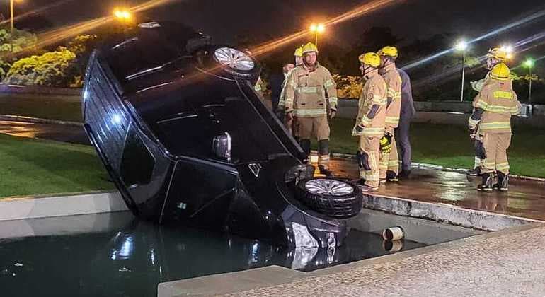 Carro de deputado cai em espelho d'água do Palácio do Planalto