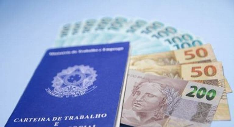 Comissão adia votação de projeto sobre igualdade salarial entre homem e mulher