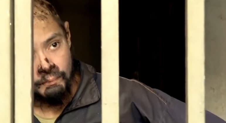"Quero ficar quietinho aqui", avisa jovem que ficou conhecido como menino da jaula