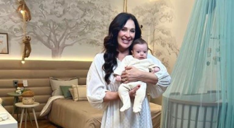 Claudia Raia coloca o filho de 5 meses em academia para bebês