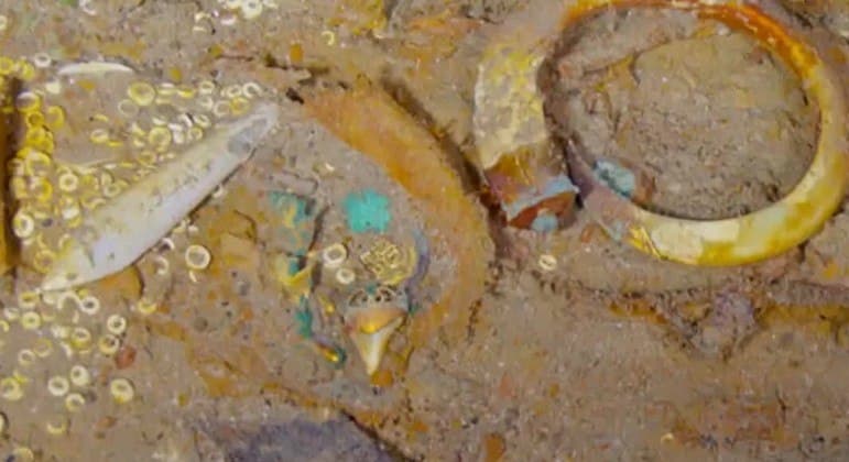 Colar de ouro e dentes de tubarão é achado nos destroços do Titanic