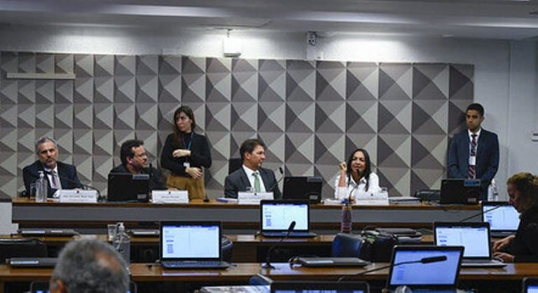 CPMI aprova quebras de sigilo de Zambelli e reconvocação de Mauro Cid