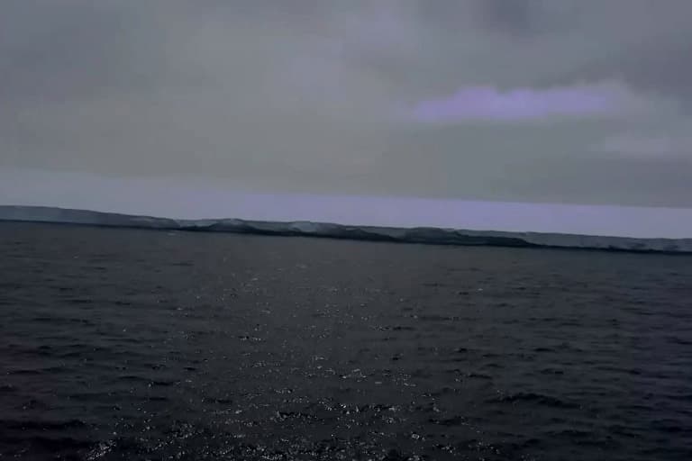Após 30 anos, maior iceberg do mundo se movimenta na Antártica