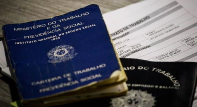Desemprego no Brasil recua a 8,3%, mas ainda atinge 8,9 milhões