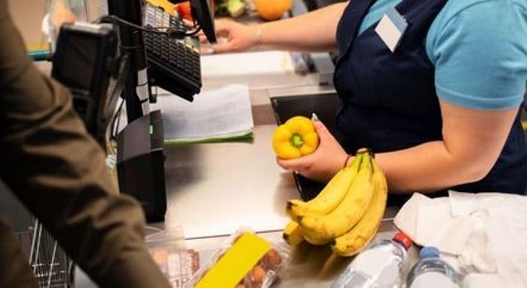 Seis em cada dez dívidas no cartão de crédito são de compras em supermercados