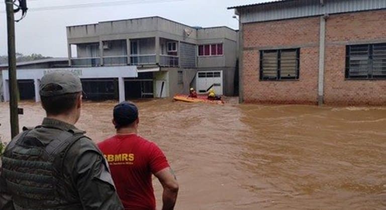 Aumenta para 21 o número de mortos após passagem de ciclone no RS
