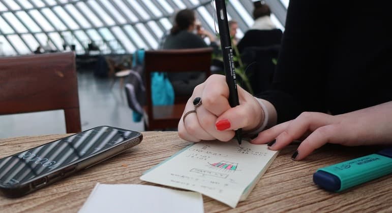 Golpista manteve 16 empregos por três anos, ganhou milhões, mas nunca trabalhou