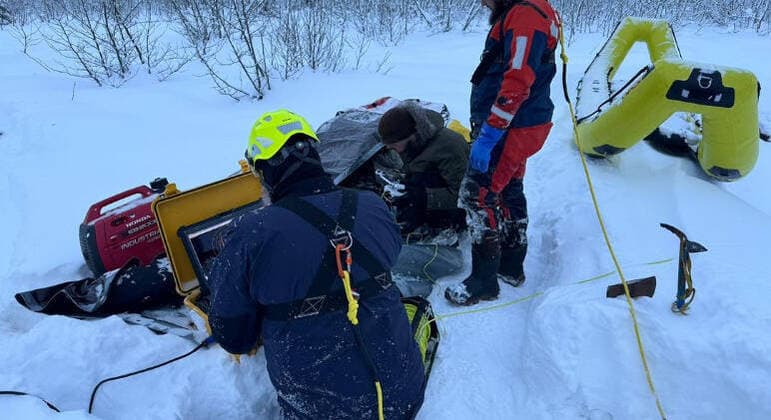 Mulher desaparece após entrar em lago congelado para salvar cachorro no Alasca