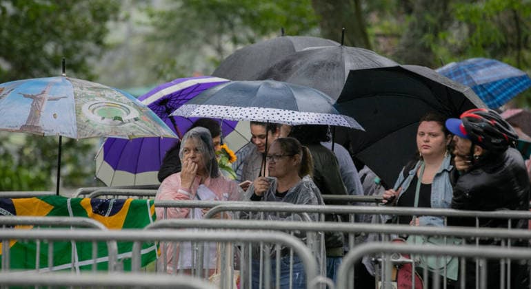 Fãs encaram fila e chuva para se despedir de Rita Lee em velório em São Paulo