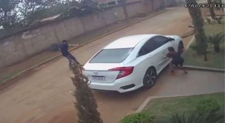 Menino rasteja atrás de carro para fugir de ataque a tiros contra o pai