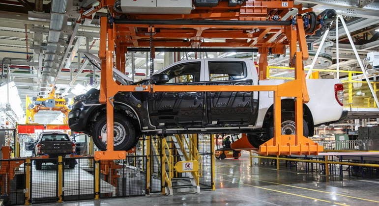 Após fechar fábricas no Brasil, Ford monta linha de produção na Argentina