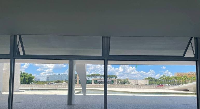 Um mês após invasão, vidraças do Planalto não foram repostas