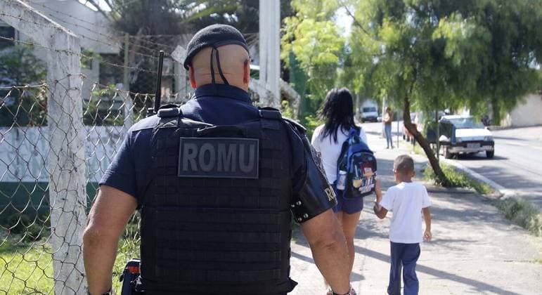 Cidades paulistas e o governo de SC põem agentes armados na rede de ensino