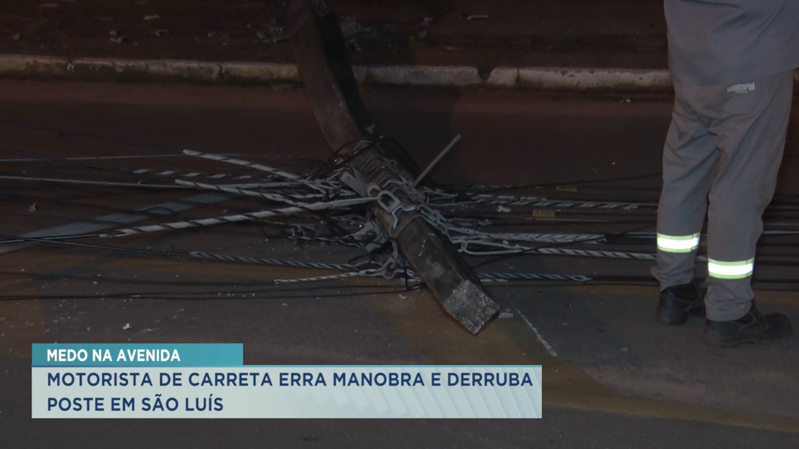 Poste é derrubado por carreta e interdita avenida em São Luís