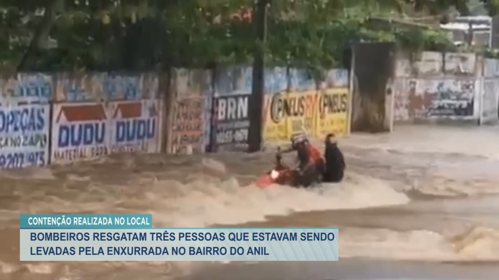 Bombeiros resgatam três pessoas em enxurrada no Bairro do Anil