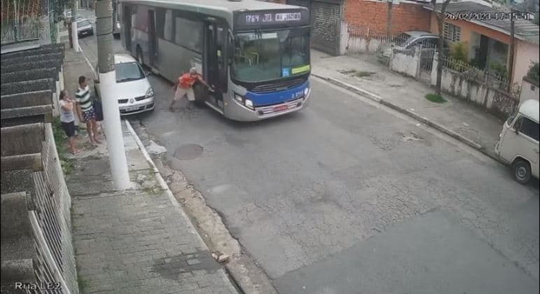 Após discussão, motorista arranca e ônibus atropela idoso em SP