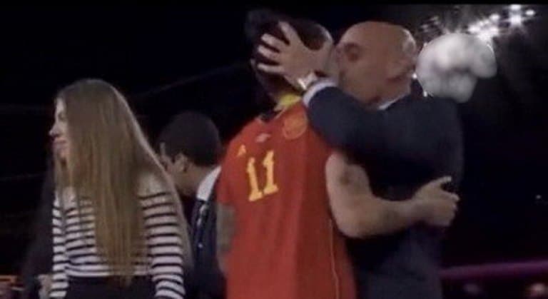 Jogadora leva beijo na boca durante premiação da Copa Feminina e se irrita
