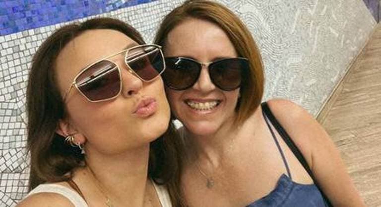 Mãe de Larissa Manoela deu bronca na atriz em frente aos convidados