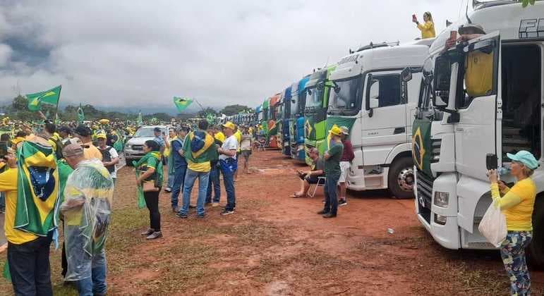 PM faz operação para desmontar acampamento no QG do Exército em Brasília