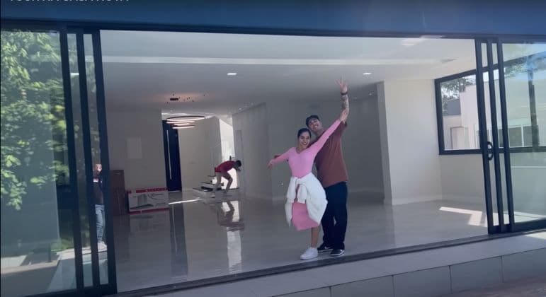 Mariely Santos, mostra nova mansão, com piscina, banheira e três closets