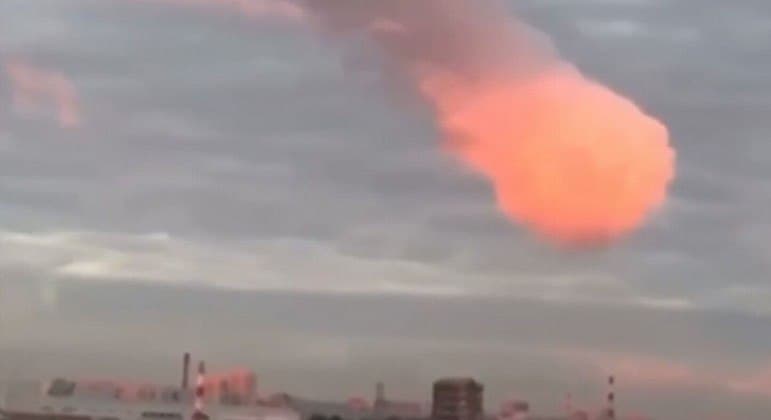 Pessoas discutem o que seria esse estranho fenômeno no céu