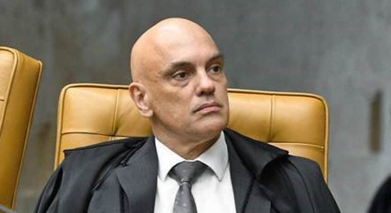Em decisão, Moraes mandou apreender armas, munições e passaporte de Zambelli