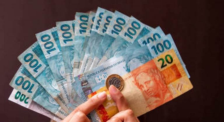 Primeira parcela do 13º salário deve ser paga até amanhã; saiba como usar o valor