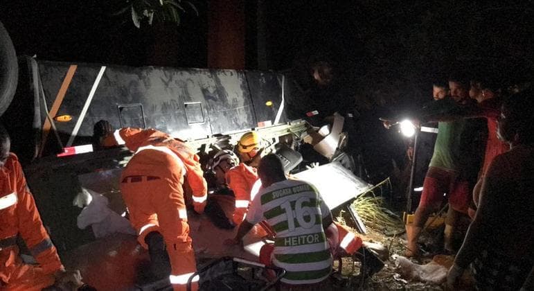Ônibus com time de futebol cai de ponte e deixa mortos em MG