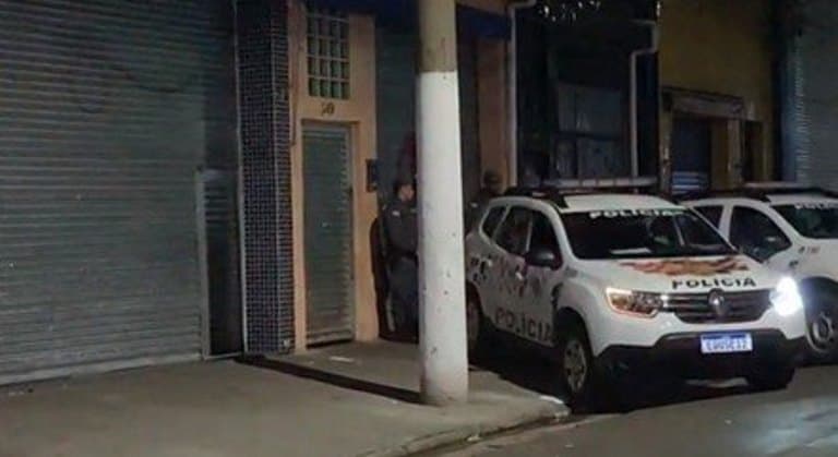 Mulher mata homem após ele se negar a dividir cerveja em bar de SP