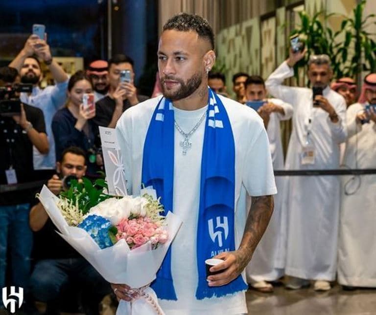 Neymar é recebido com festa no aeroporto de Riad, na Arábia Saudita
