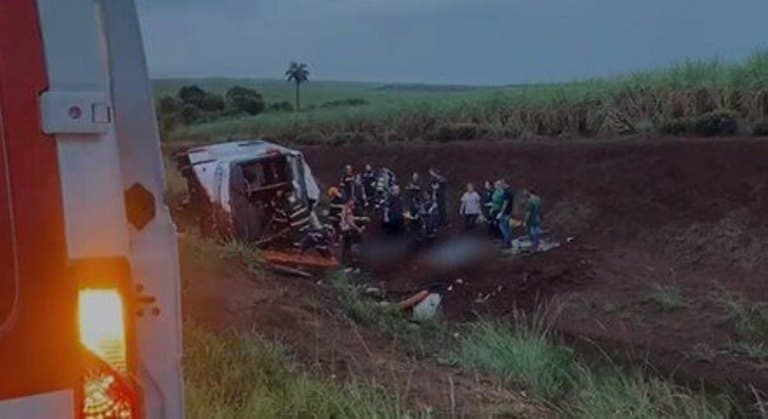 Sobe para 12 o número de mortos após ônibus capotar no interior de SP