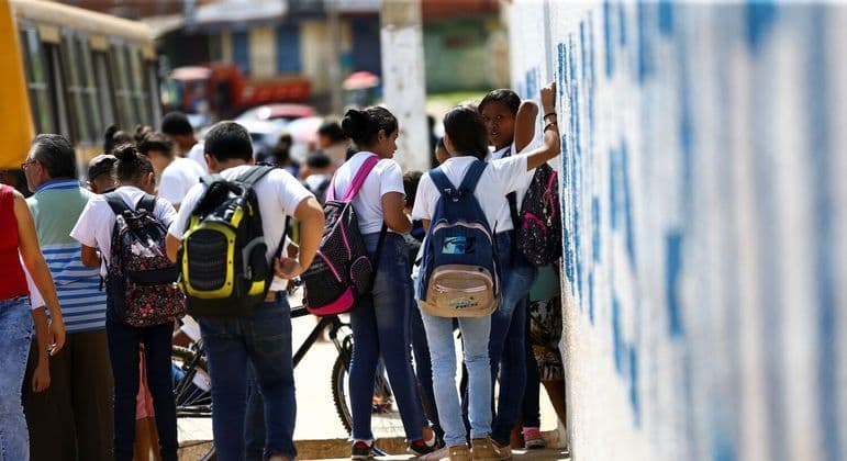 7 em cada 10 alunos brasileiros do ensino médio não conseguem resolver contas simples