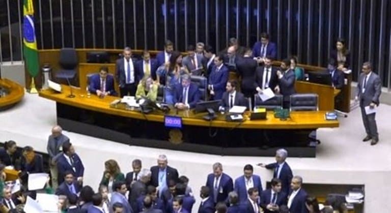 Sem consenso sobre o texto, deputados adiam votação do PL das Fake News