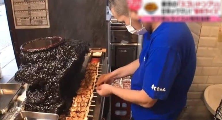 Restaurante serve espetinhos de porco mergulhados em pote que não é limpo há 60 anos