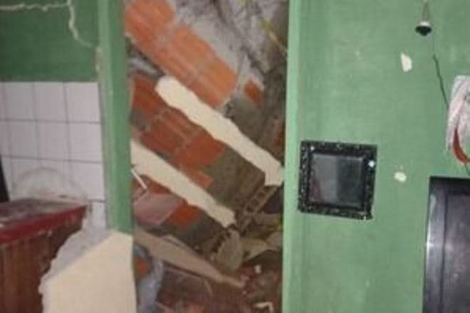 'Entrei em desespero', diz mãe de menina soterrada em quarto e salva por vizinhos