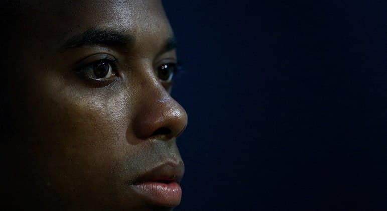 O cerco se fecha para Robinho. Justiça quer que cumpra pena por estupro no Brasil.