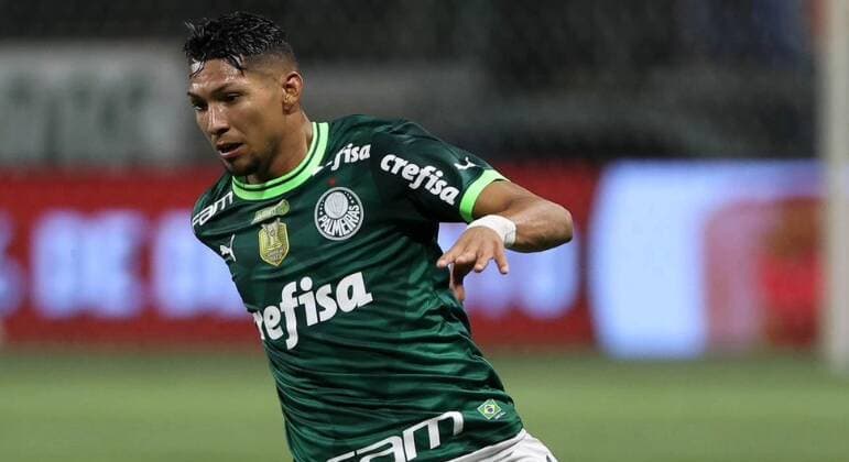 Veja jogadores que têm salários milionários e dirigem carros simples
