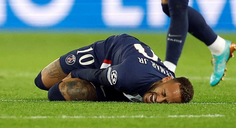 PSG confirma que cirurgia de Neymar terminou e foi bem-sucedida