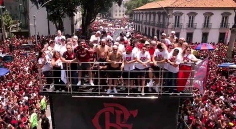 Envelheceu mal? Há um ano torcida do Flamengo xingava Tite