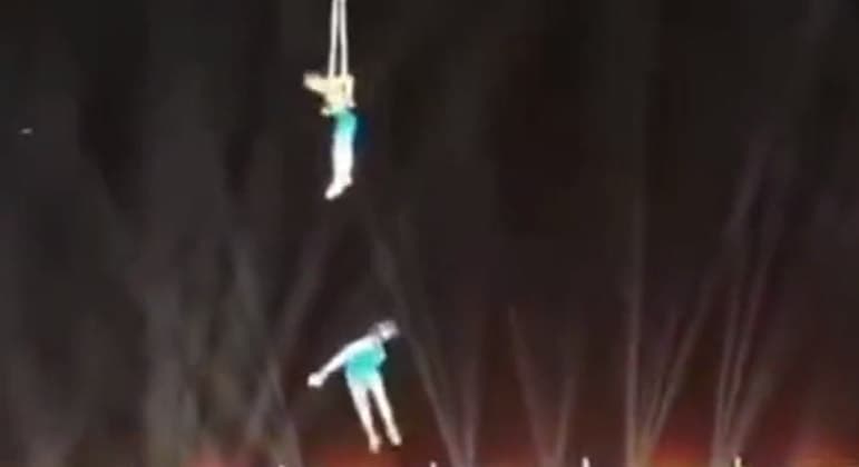 Acrobata morre ao cair durante apresentação com o marido na China