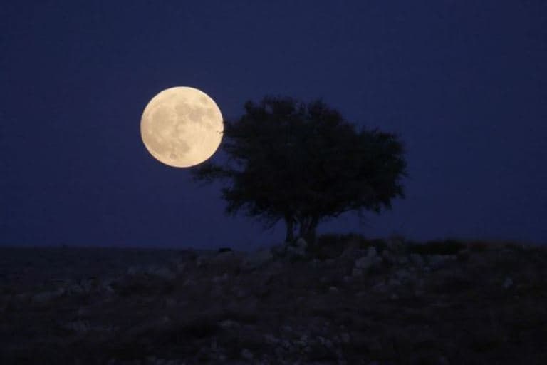 Superlua Azul ilumina o céu na noite desta quarta (30) e rende fotos incríveis