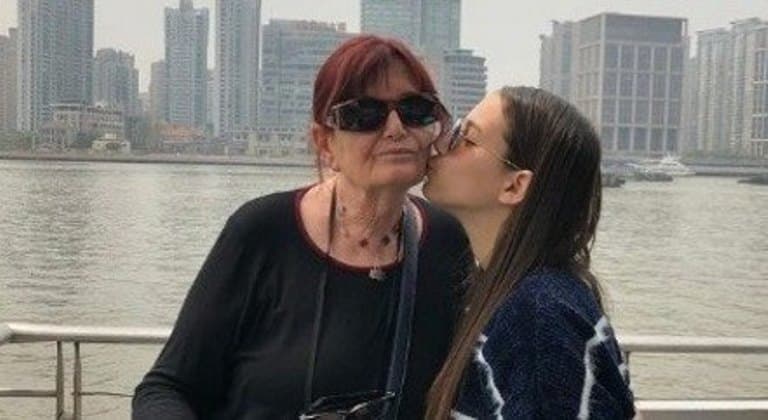 Terrorista mata idosa, tira foto do crime e publica imagem